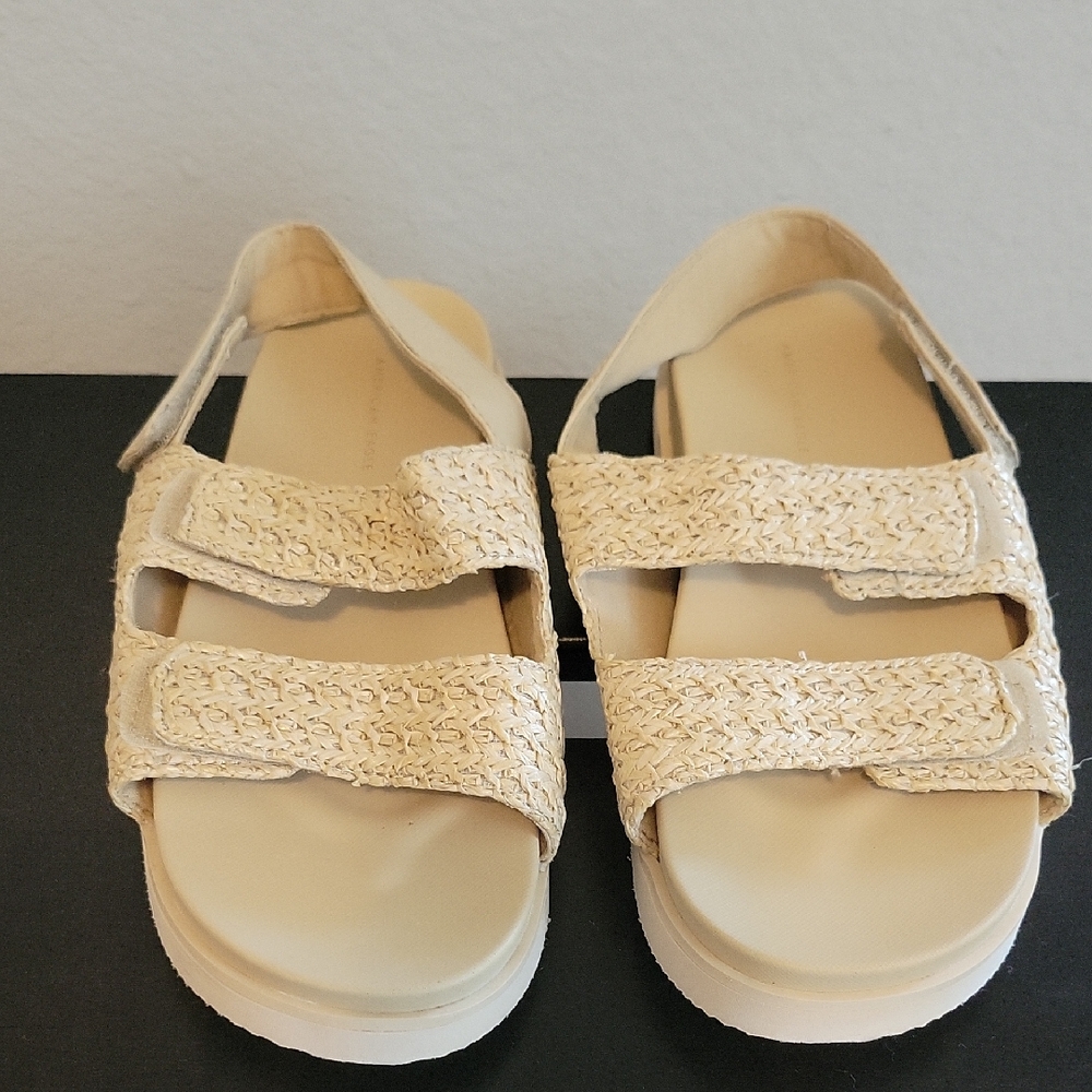 Size 6 NWOT tan woven American Eagle Outfitters sandals